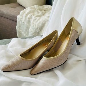 NWOT ELLEN TRACY Neutral Point-Toe Low-Rise Leather-Soled Kitten Heel Pumps